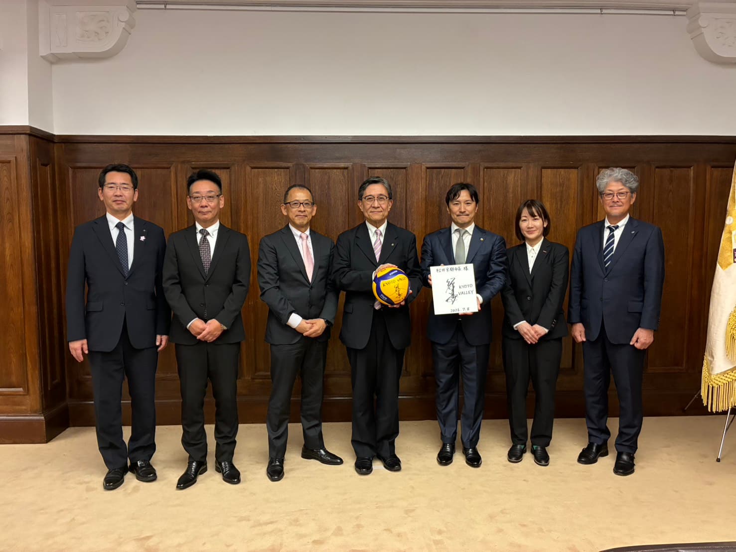 松井孝治京都市長（中央）を囲んでの記念撮影。