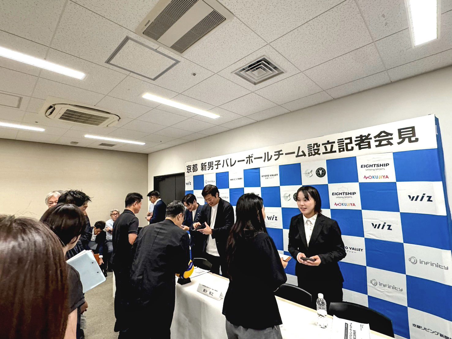 会場に集まった報道関係者。